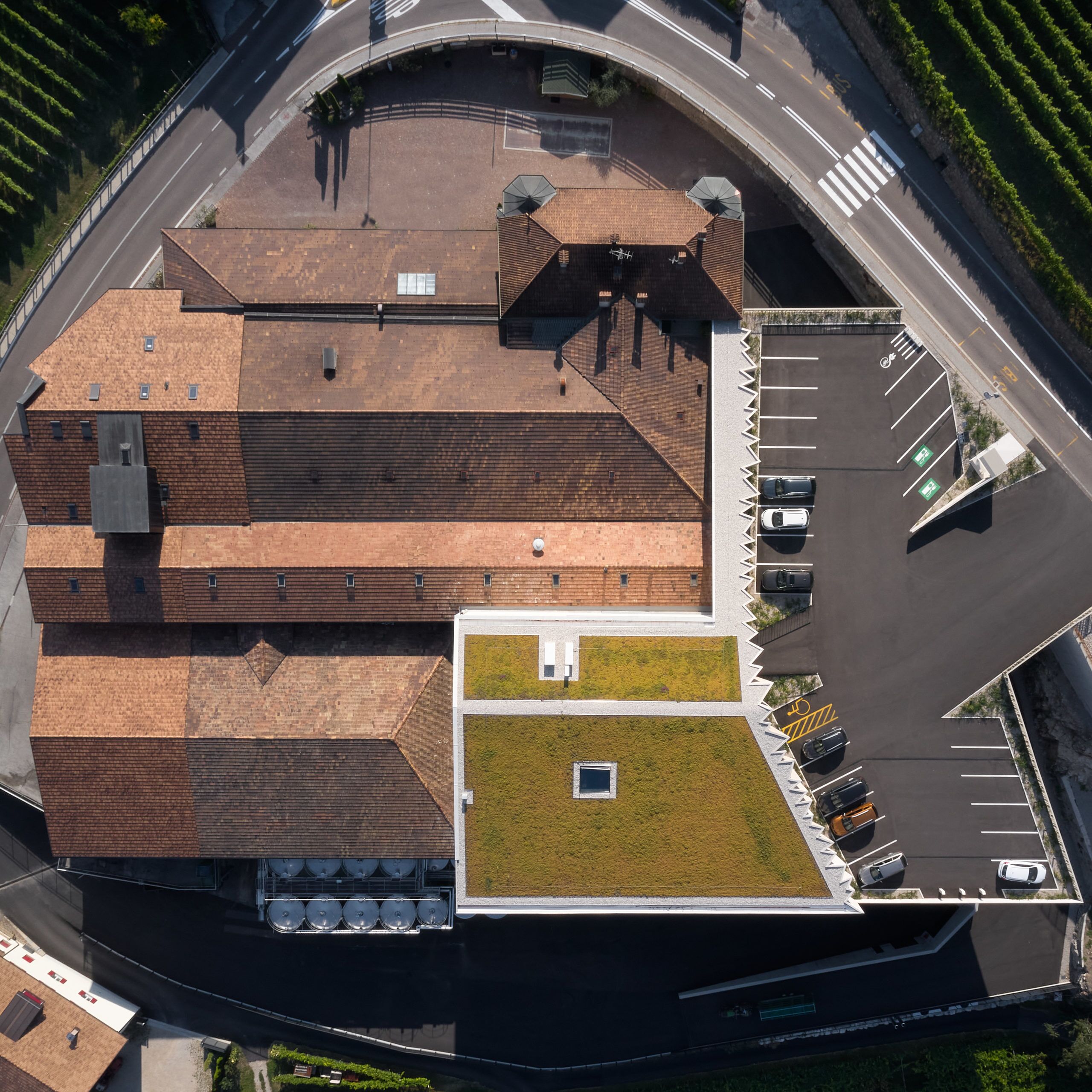 帮助酒香走出酒巷的酒庄建筑