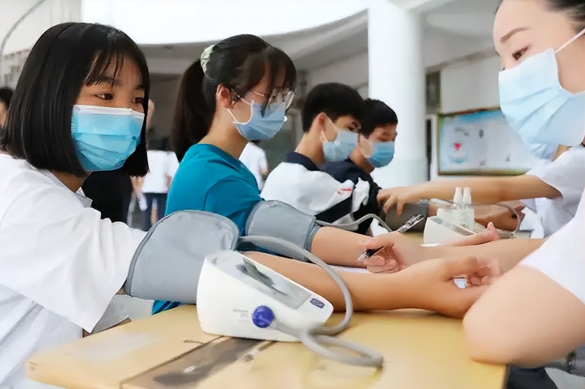 高考体检要求“脱光光”？学生表示难以接受，医生：我们也不接受