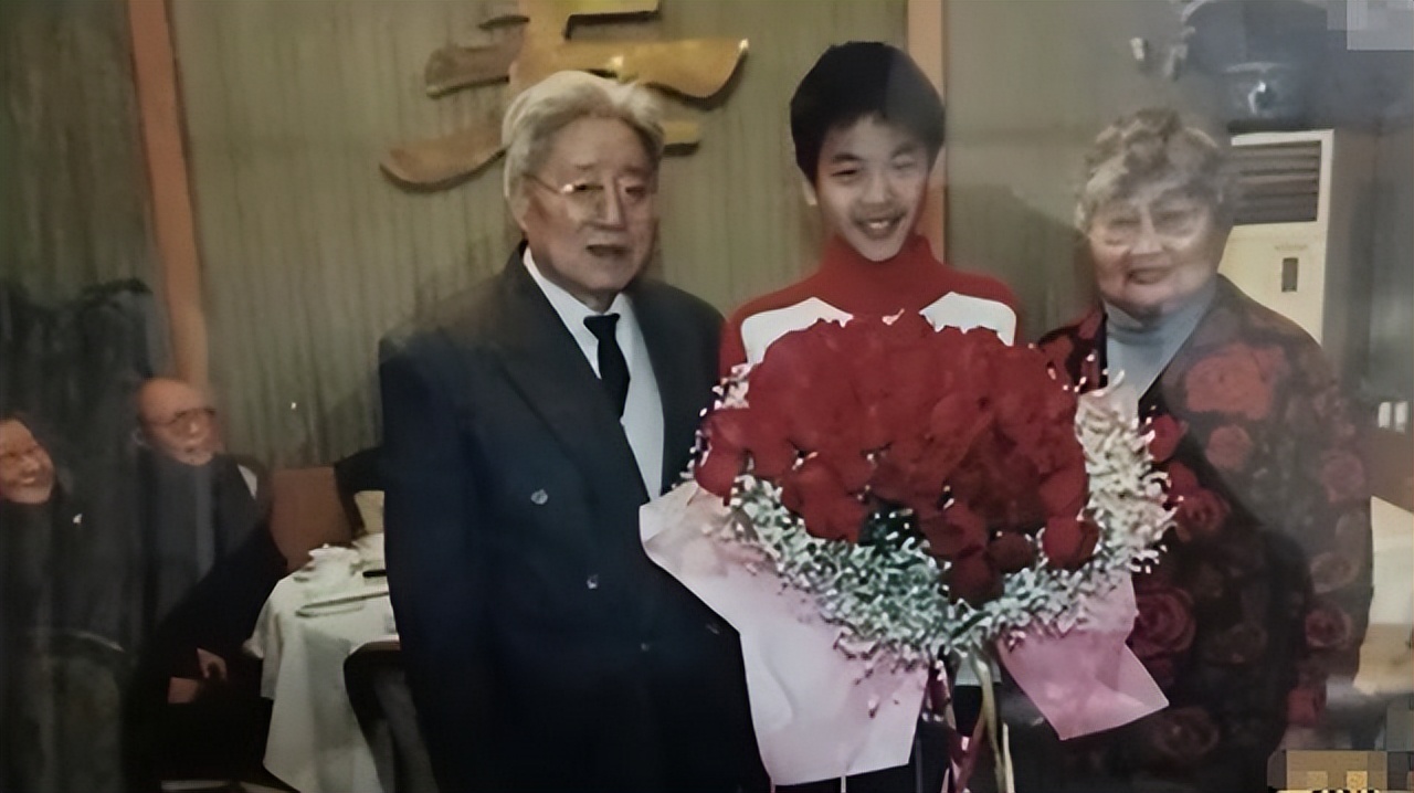 男演员张若昀父母图片