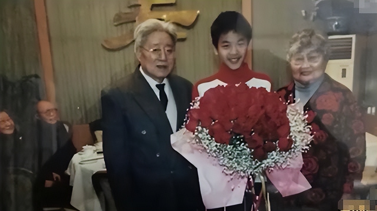 张若昀妻子(演员张若昀,把妻子唐艺昕宠成宝,却把生父告上法庭)
