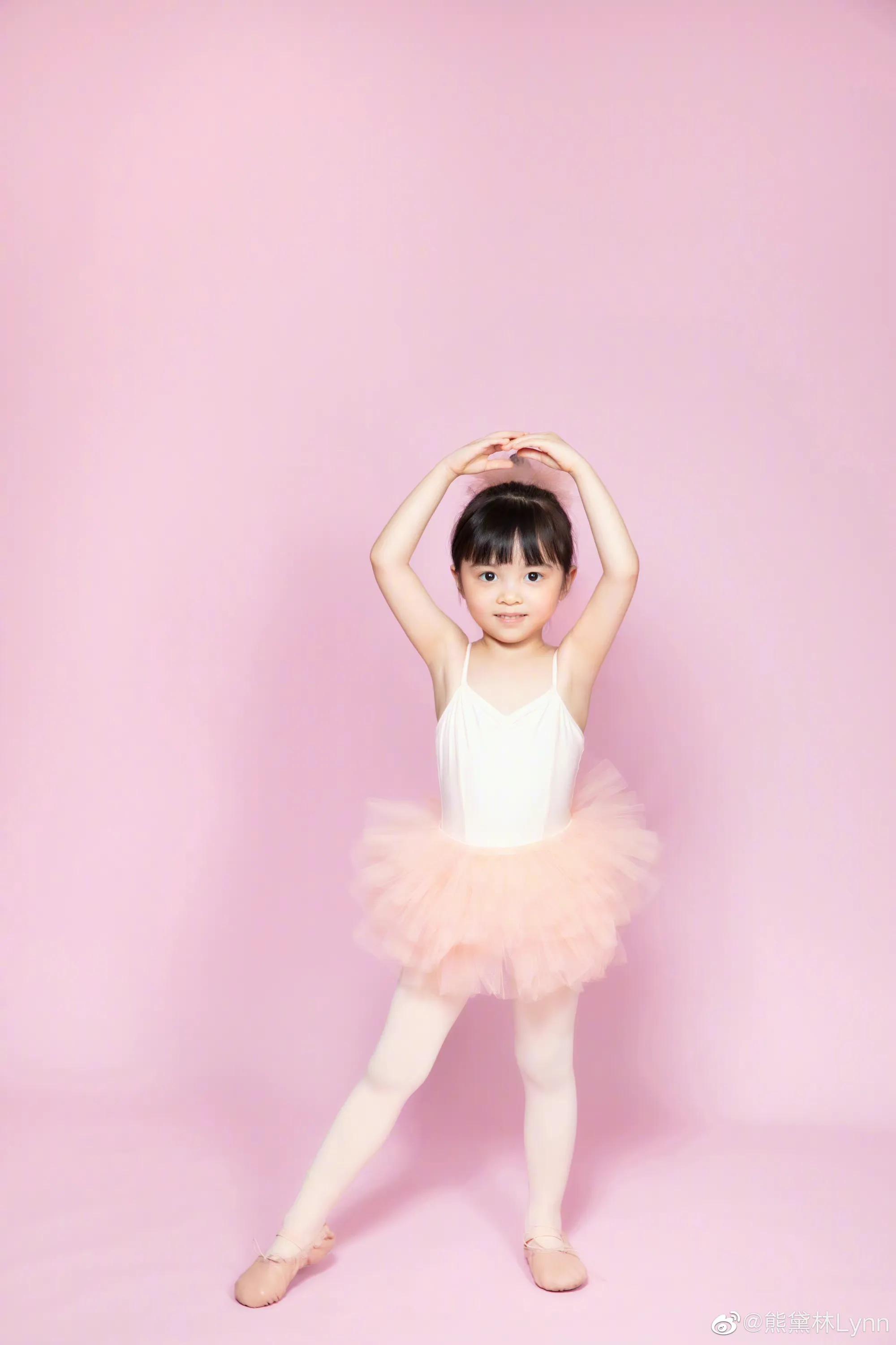 熊黛林为4岁双胞胎庆生，晒全家福温馨有爱，郭可盈女儿也送祝福