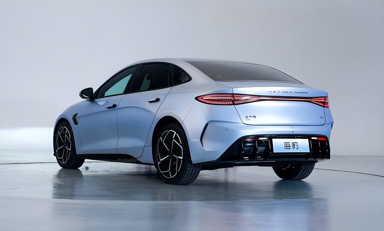 对标Model 3，3.8s破百，续航700KM，比亚迪海豹香不香？