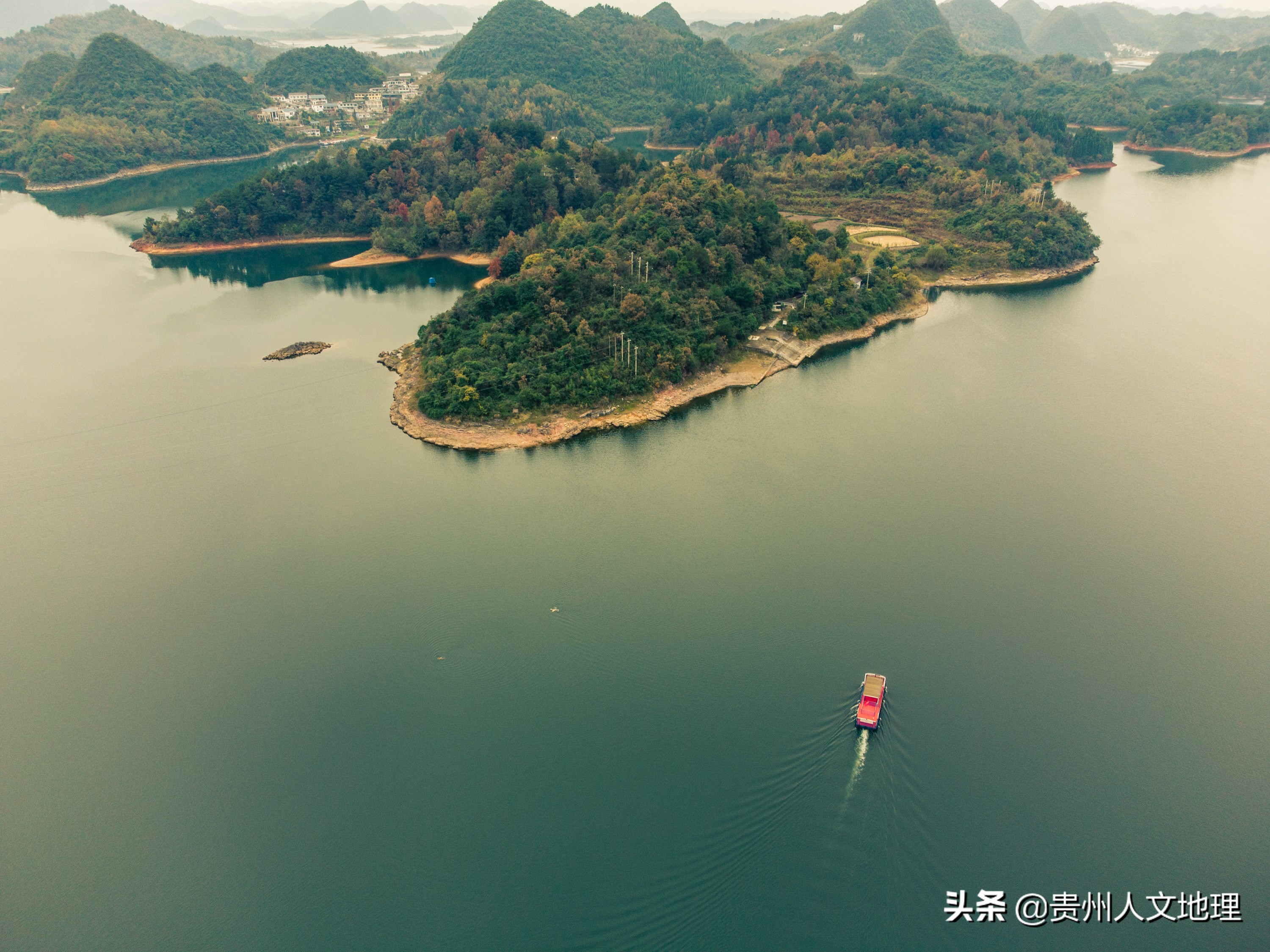 红枫湖位于贵阳西部的清镇市,是贵州省最大的人工湖,湖中分布着一百多