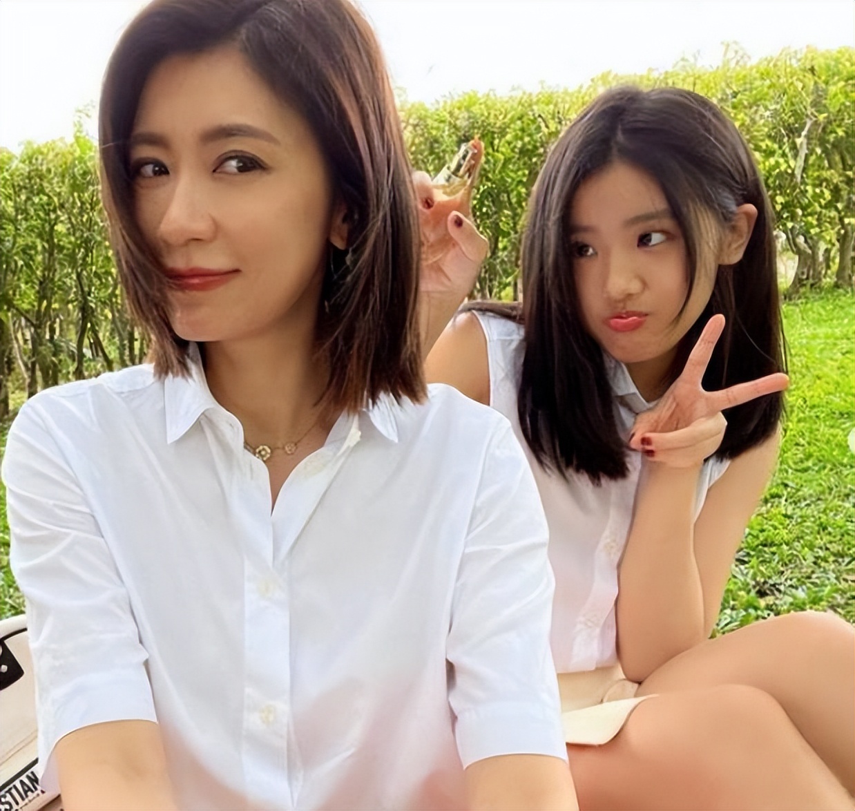 贾静雯大女儿与同学聚会，16岁梧桐妹染黄发穿露背装，太过成熟