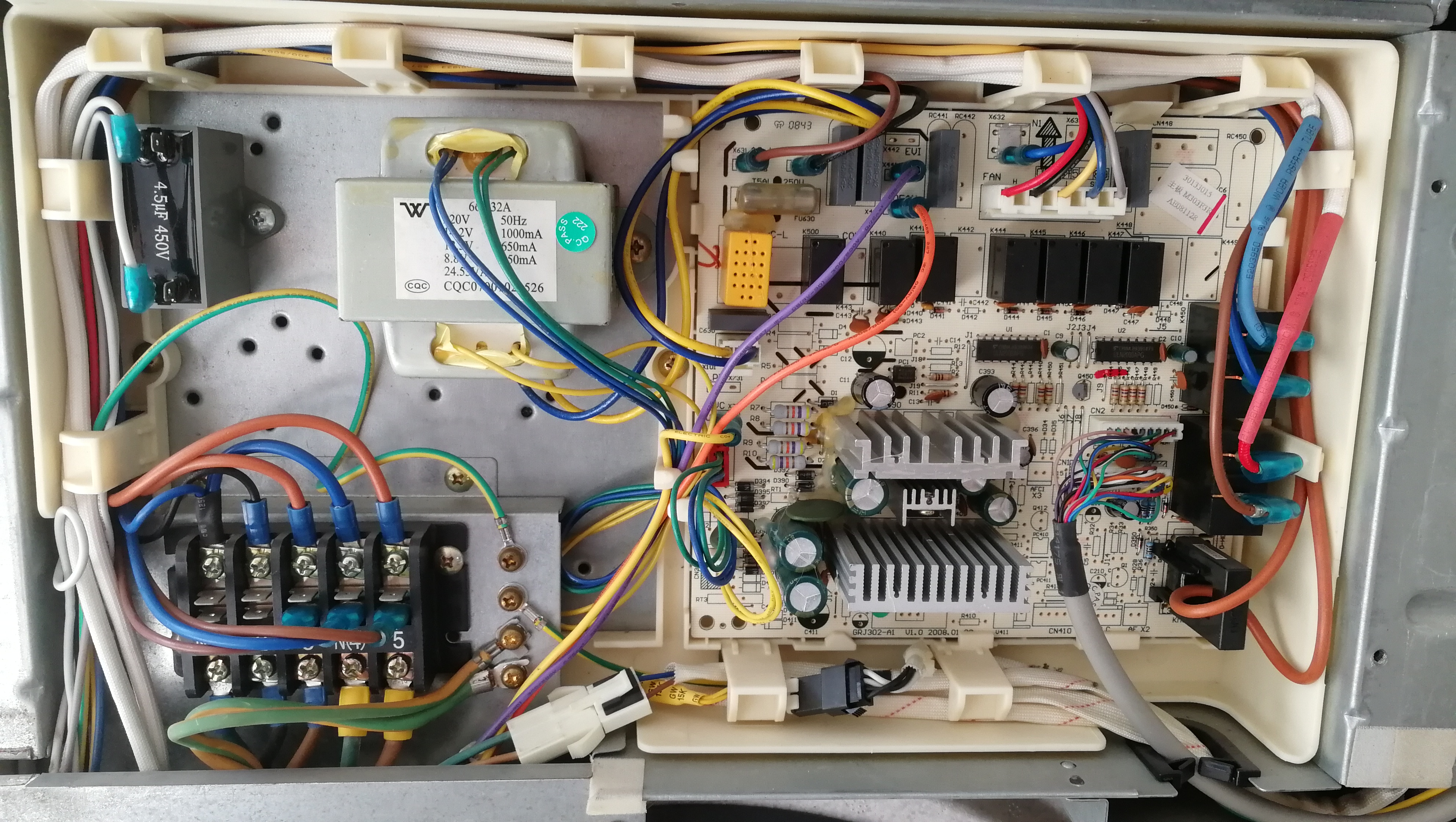 继电器就改在室外机上改接到室外机空调压缩机继电器km的端子6上(图1)