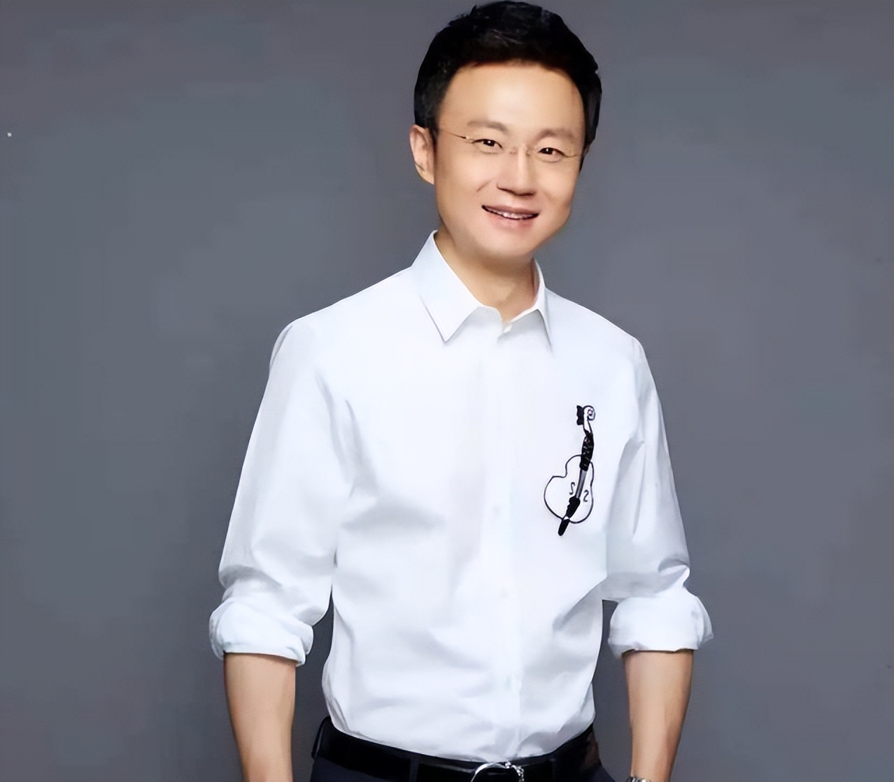 央视主持人刚强:娶二婚春妮为妻,43岁当了爸爸,今一家3口幸福美满