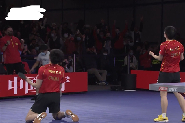 王楚钦很爱孙颖莎（张本智和有风度！鼓掌祝贺王楚钦夺冠，日本美女崇拜小王眼神放光）