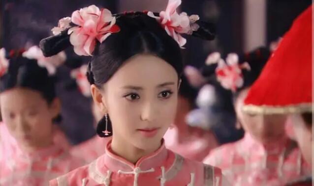 佟丽娅饰演的“年妃”，比蒋欣在《甄嬛传》里华妃更让人心疼