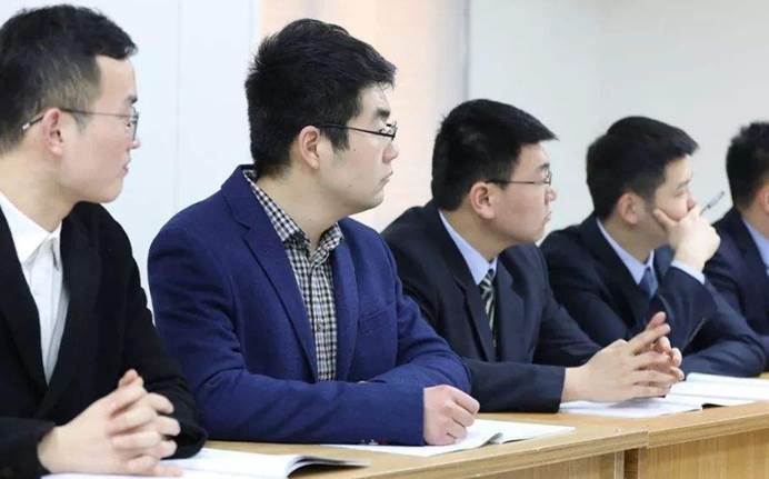 公务员将转为“聘任制”，薪资水平大幅度提高，同时也有坏消息