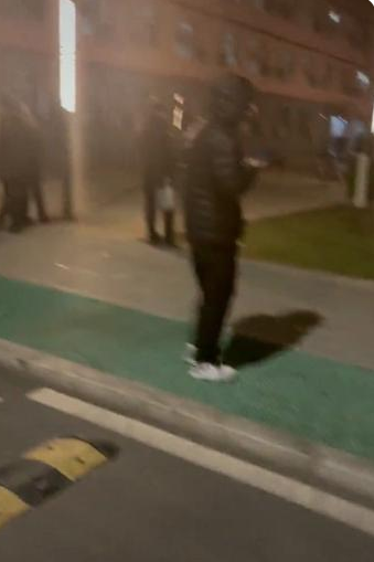 大学的校门口，等女朋友放学的男生能多统一？不看是真不知道