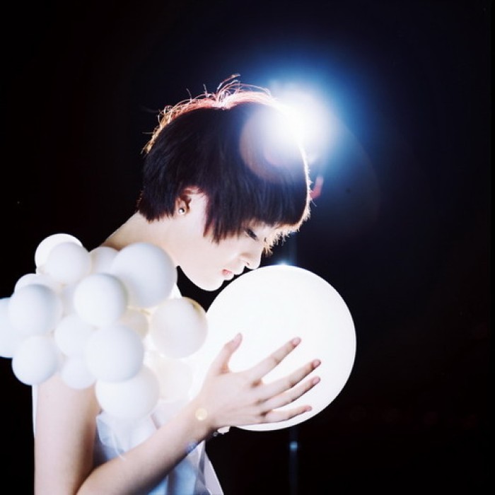 54岁的包小柏：娶圈外人妻子，女儿患癌离世，与哥哥抱头痛哭