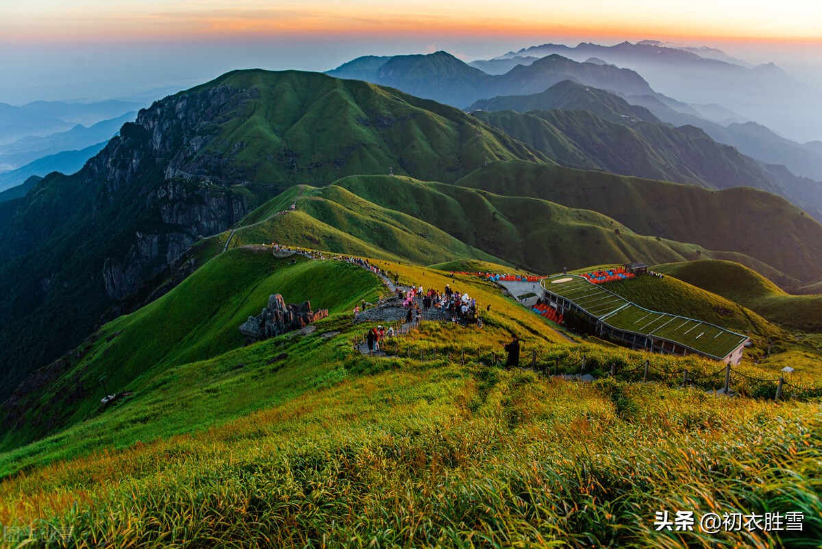 明丽晚春美诗七首：楼外青山似故人，雨余山色静无尘