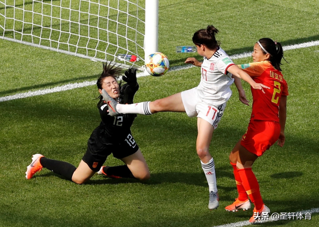 女足球门是不是小一点(1-1到1-3！世界冠军输惨了，沦为鱼腩，中国女足世界杯前景如何？)