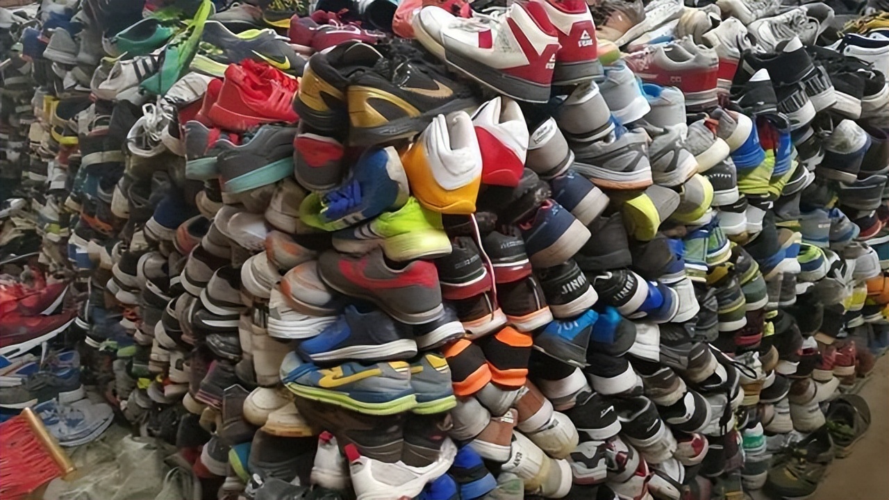 我同学通过回收旧鞋子,一年赚到了300000元