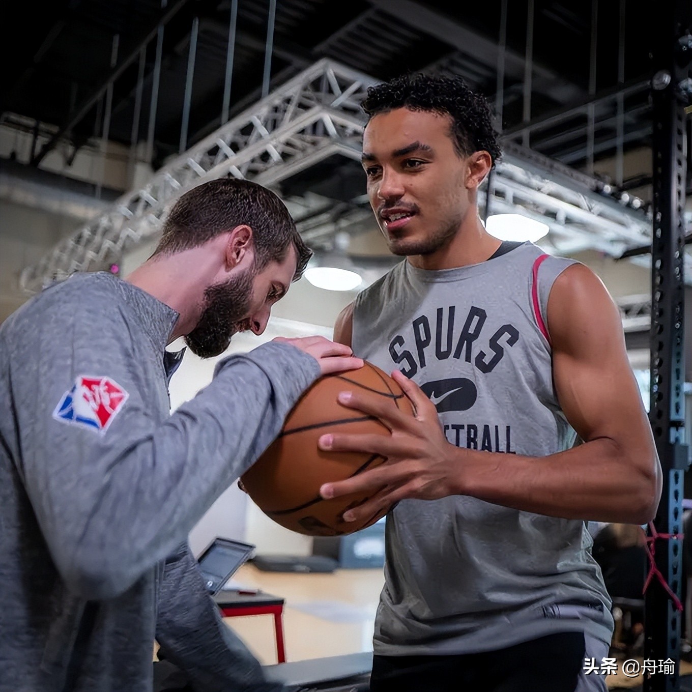 采访nba的媒体有哪些(NBA早报：美媒对比杜库数据，绿军又使盘外招，G4裁判报告出炉)