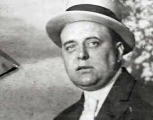 美国绿帽王：妻子把情人养在阁楼里十年，他竟一直被蒙在鼓里