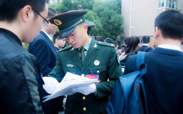 “铁饭碗”排名再次更新，教师仅排第9，看到榜首薪资：人间值得