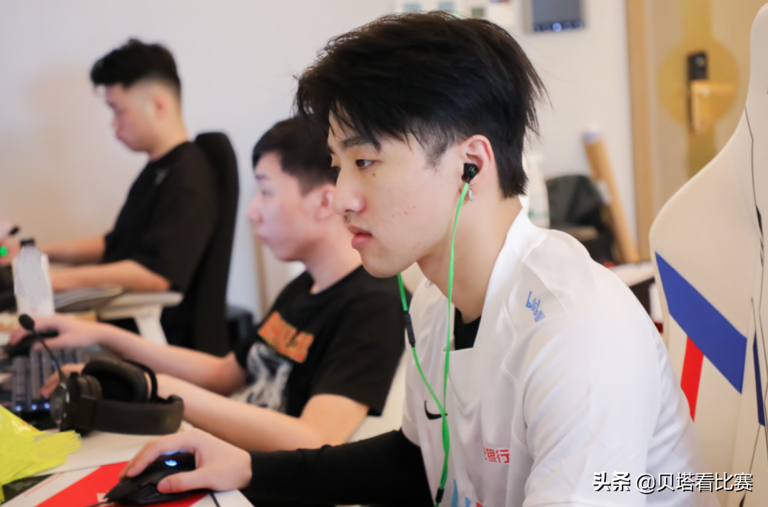 BLG不敌AL后，官博沦陷！FoFo赛后心态爆炸，低垂着头，双手捂眼