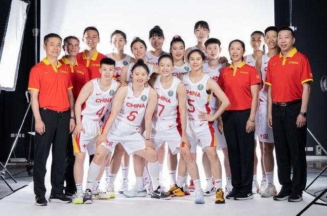 FIBA官网公布中国女篮世界杯12人名单：内线双塔领衔 李梦在列