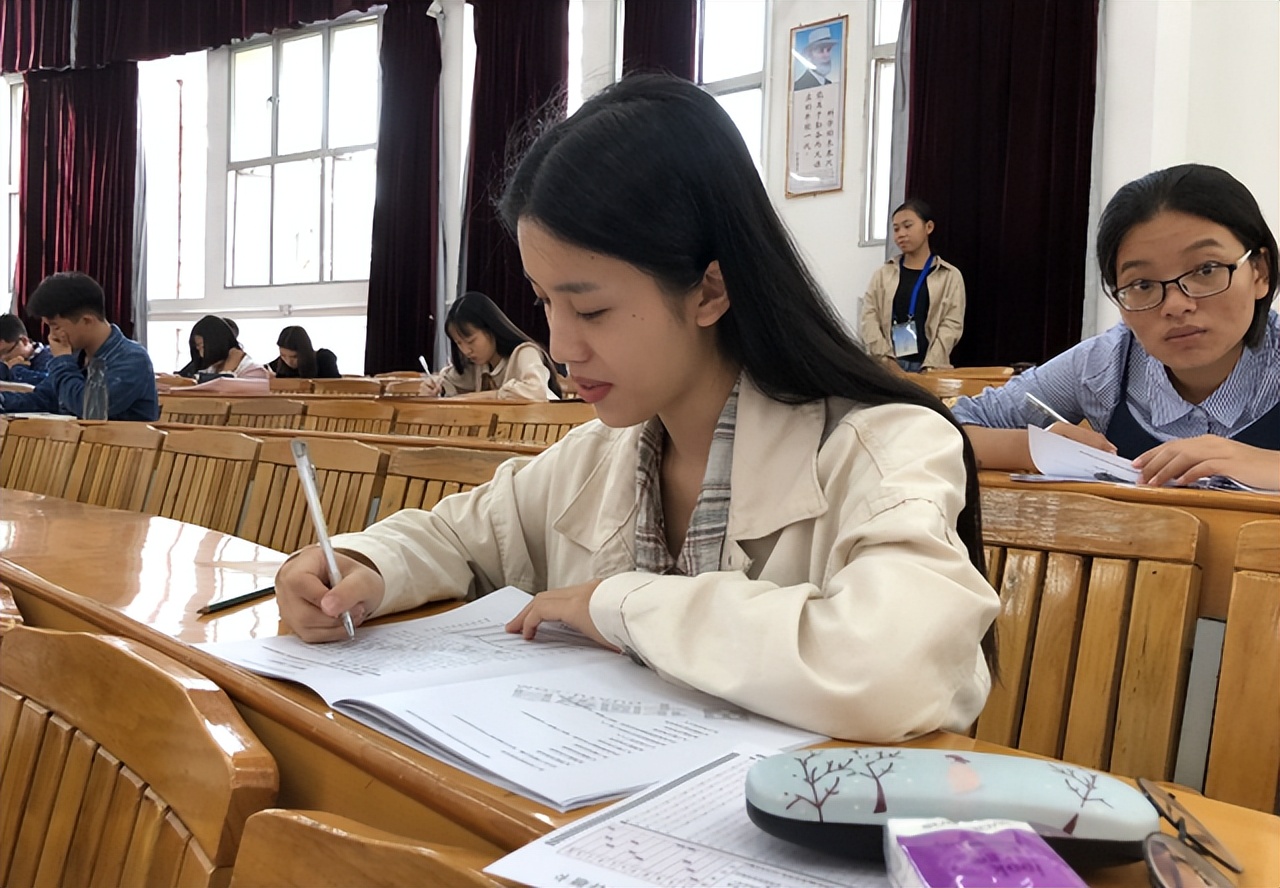 关晓彤也考进编制内，明星们又不“缺钱”，为啥也热衷于考编制？