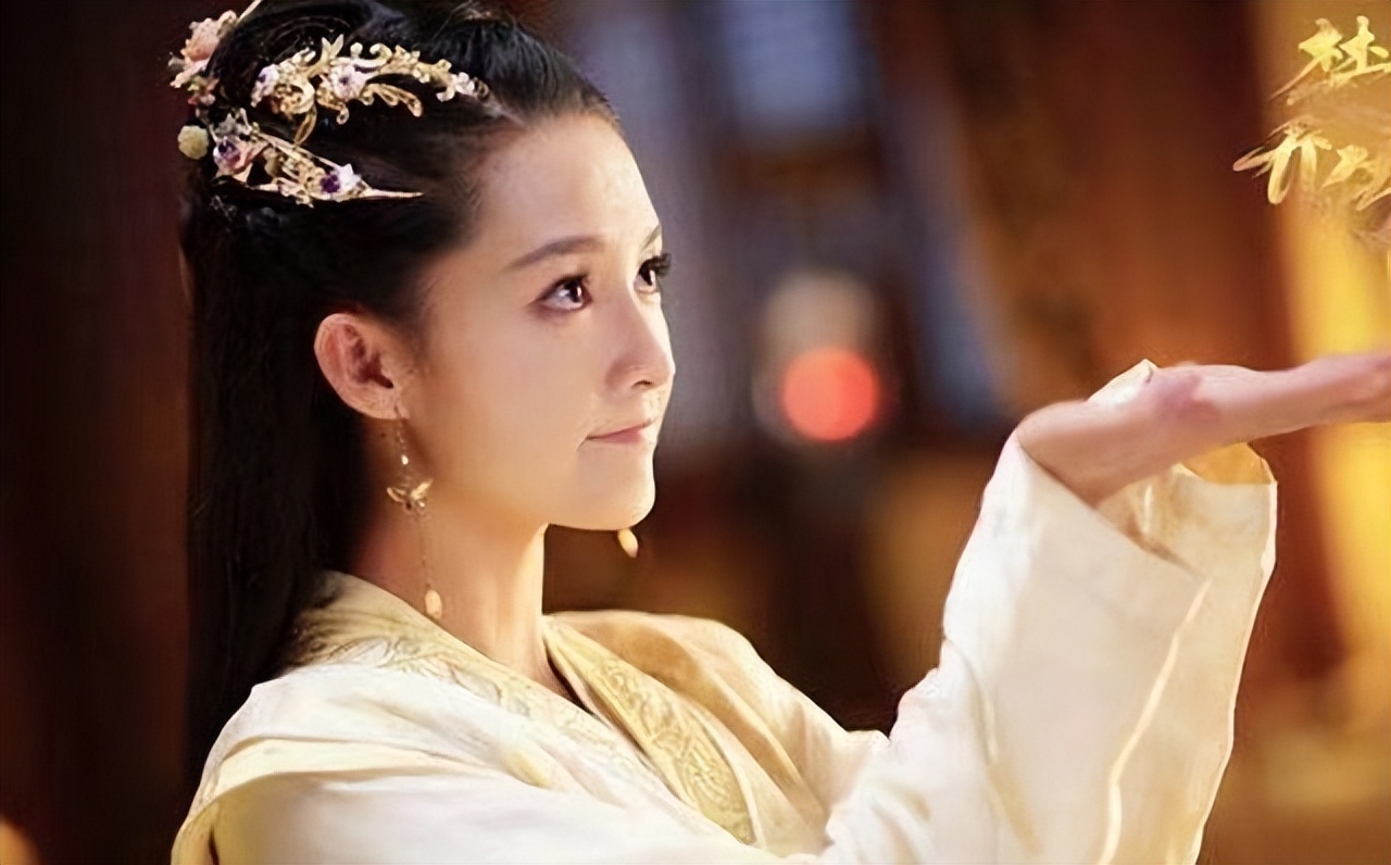 “尖嘴猴腮”别硬演公主，这8位女星告诉你，什么才叫金枝玉叶