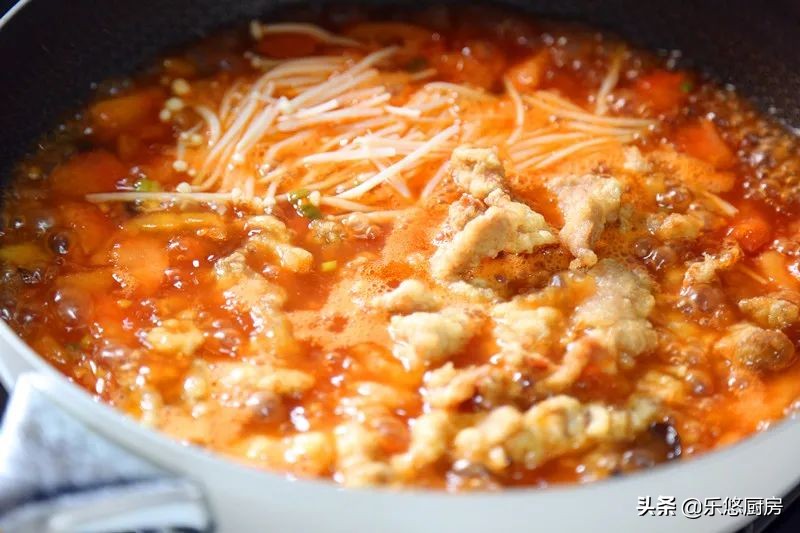 酸汤小酥肉，热热乎乎煮一锅，酸爽开胃，拌米饭能吃两碗