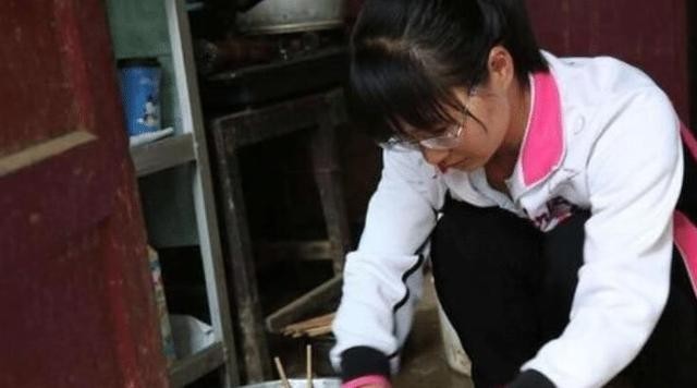 18年孙女高考成绩47分,爷爷请求复查考卷,原因竟是为减轻家庭负担