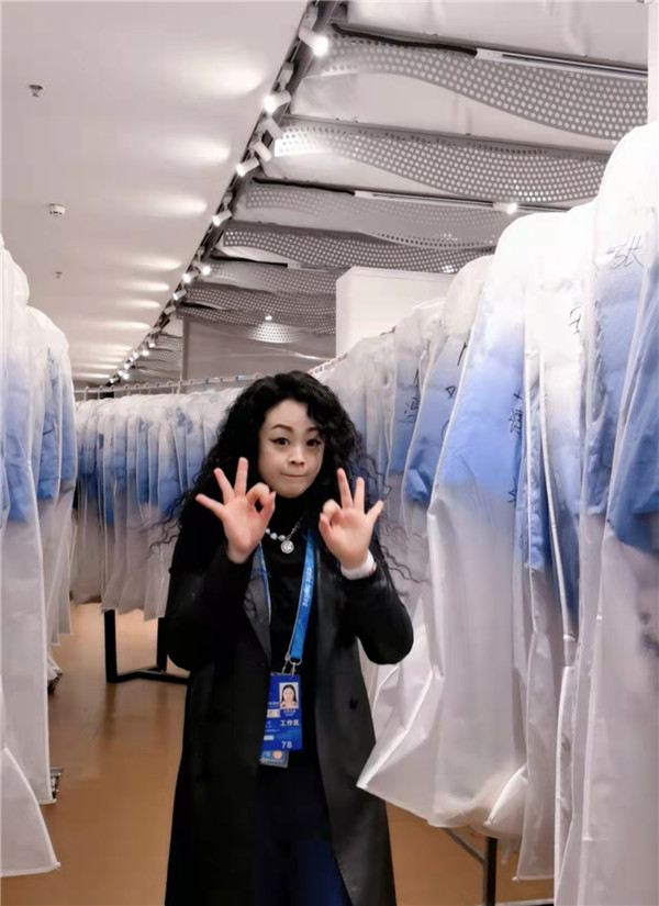 一起向未来！十佳设计师丁洁在鸟巢与孩子们“虎头虎脑”迎冬奥