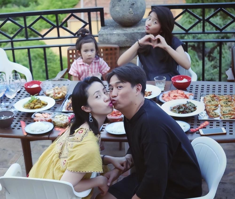 黄磊一家子的塌房,撕开了娱乐圈"美好"人设的遮羞布