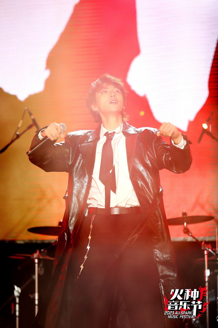 王广允劲歌热舞燃爆火种音乐节 《好喜欢你》引发全场大合唱