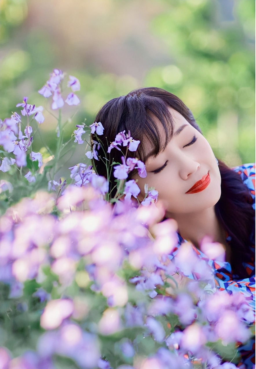 不老女神“赵雅芝”晒近照，身穿碎花裙好似少女，笑起来可真甜