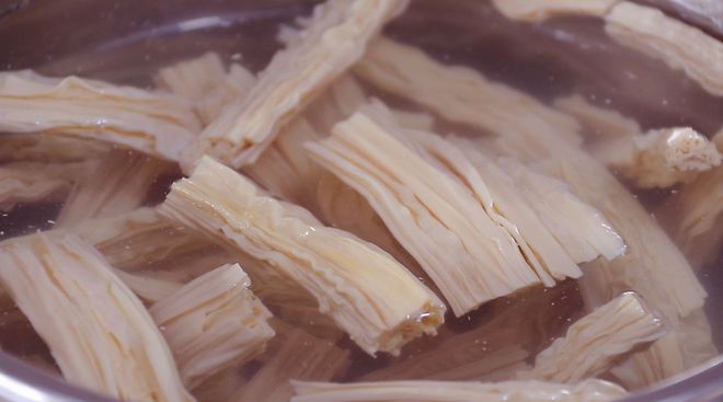 干豆腐皮用热水泡还是冷水泡（干豆皮泡开后能直接凉拌吗）-第3张图片-科灵网
