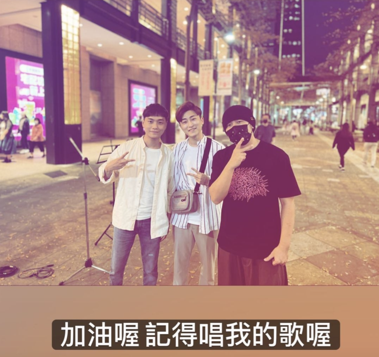 周杰伦陪老婆逛街甜蜜偷拍，昆凌挺六个月孕肚，素颜出镜略显憔悴