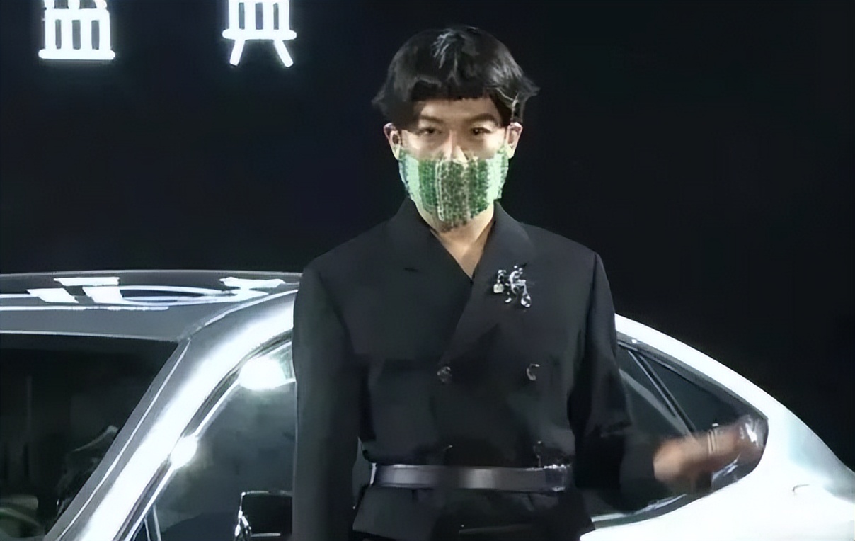 男明星在红毯上作的“怪”，穿丑衣、爱作妖，风头出尽