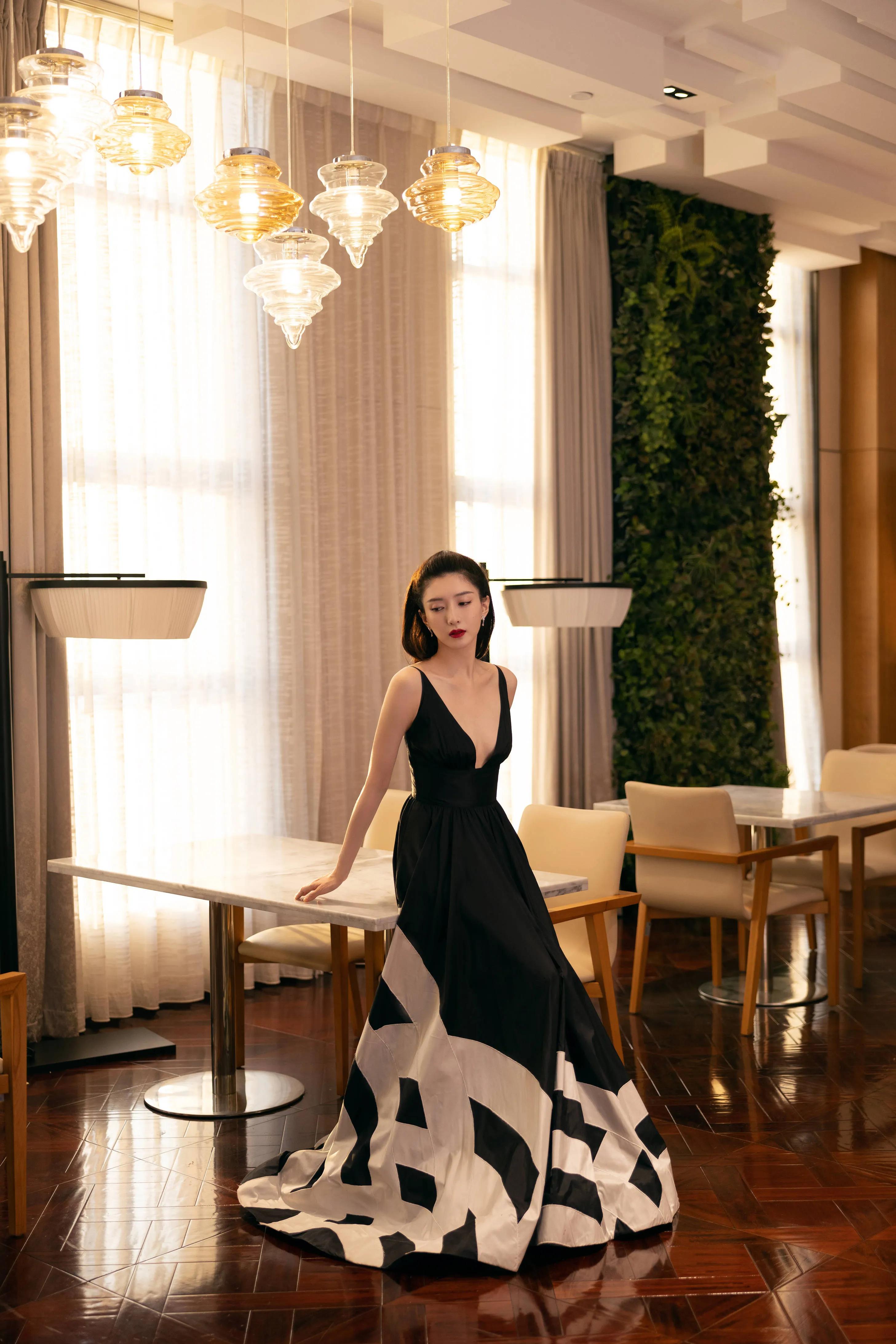 江疏影｜黑色是浪漫是典雅｜美图