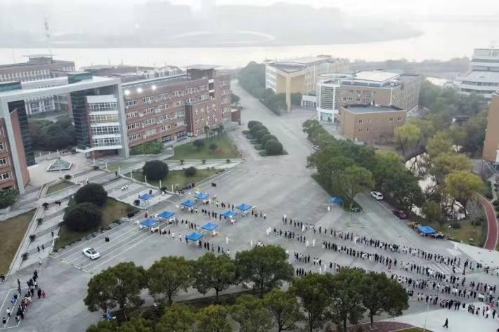 经历封校的浙江学生：疫情下学校好像一个温暖的港湾