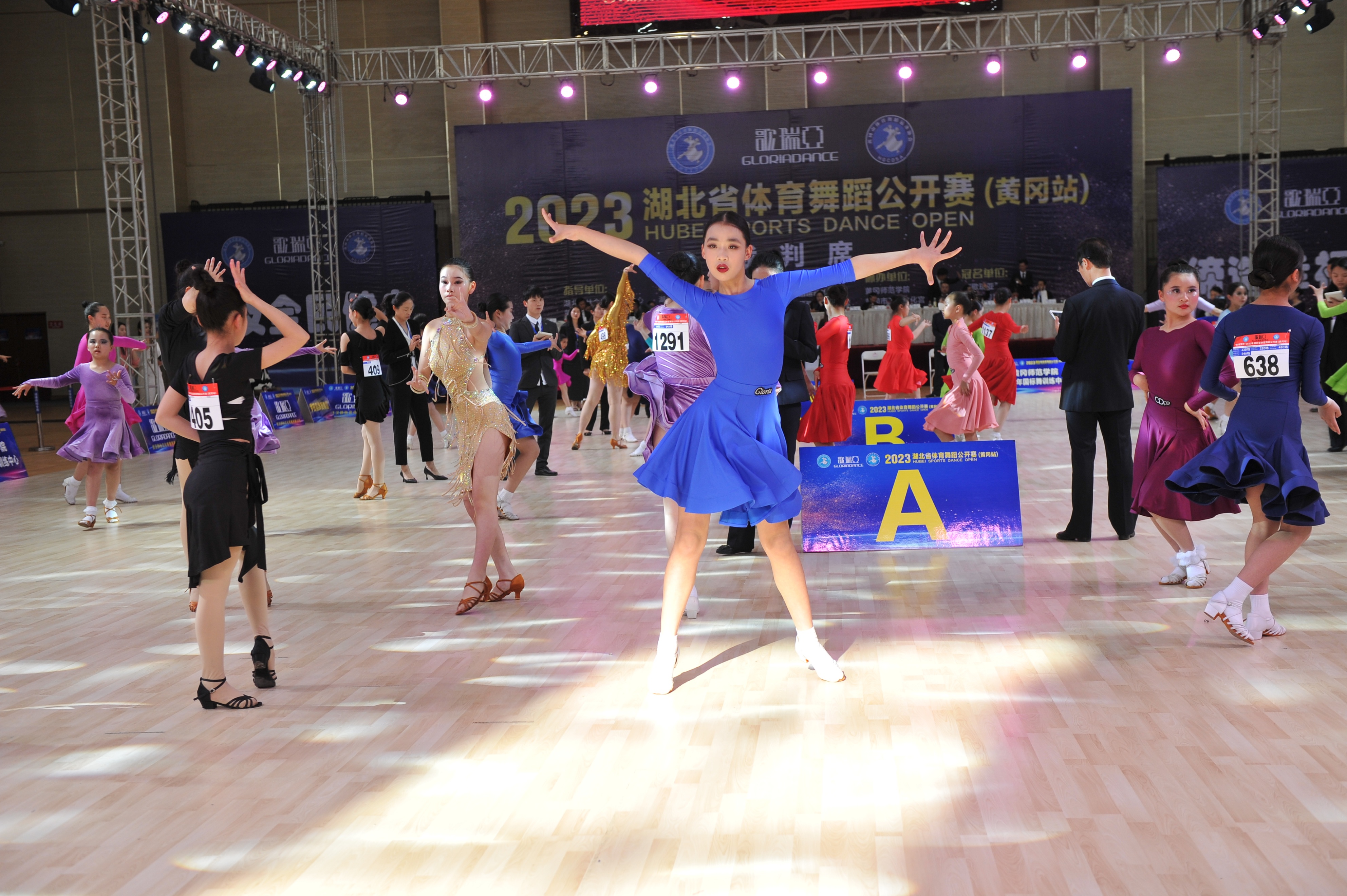 黄冈体育活动策划招聘(2023湖北省体育舞蹈公开赛（黄冈站）开赛 2千多名选手黄州飚舞技)