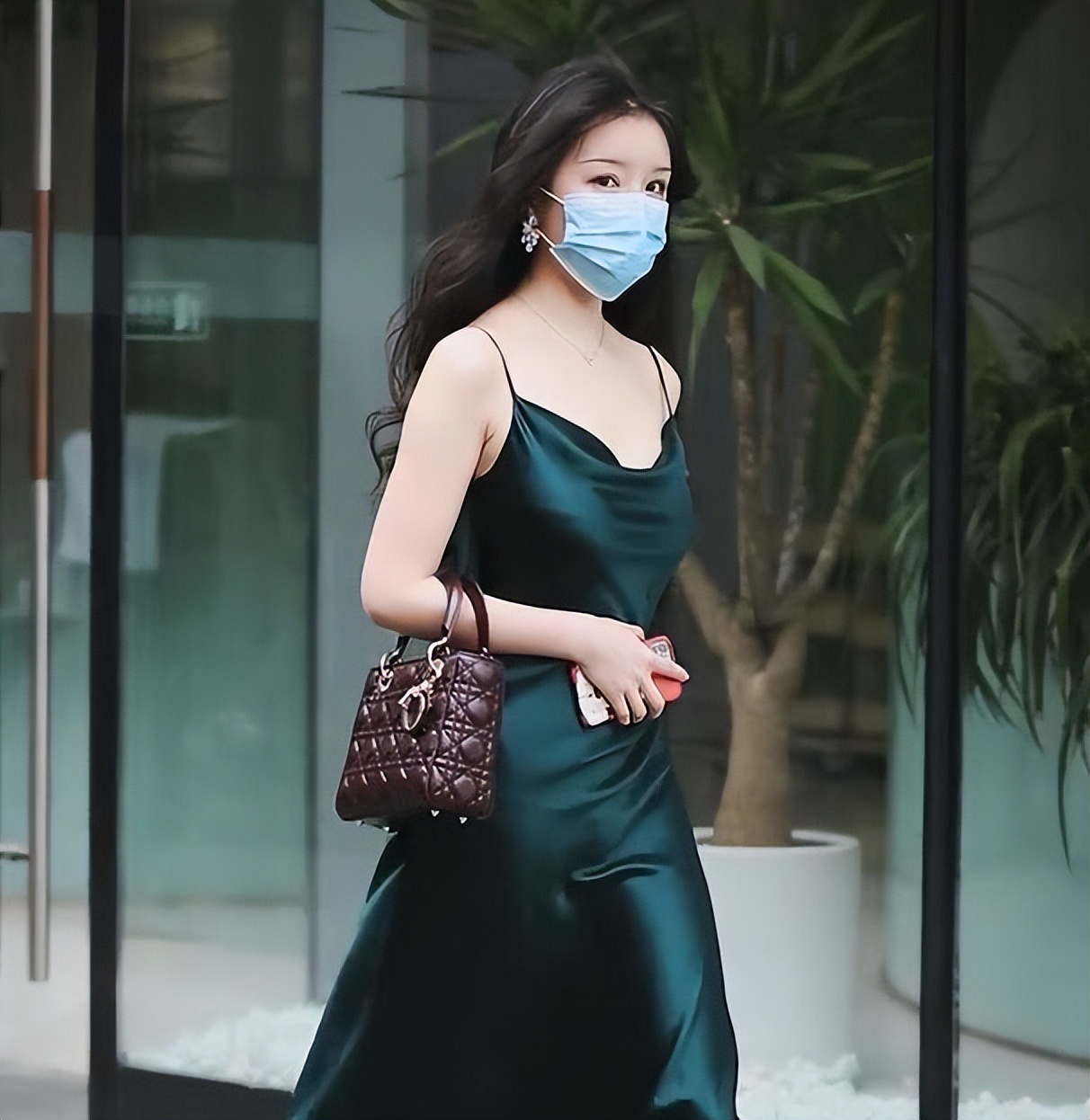 墨绿色的真丝裙，小姐姐穿上给人很古典的感觉，犹如一道美丽街景