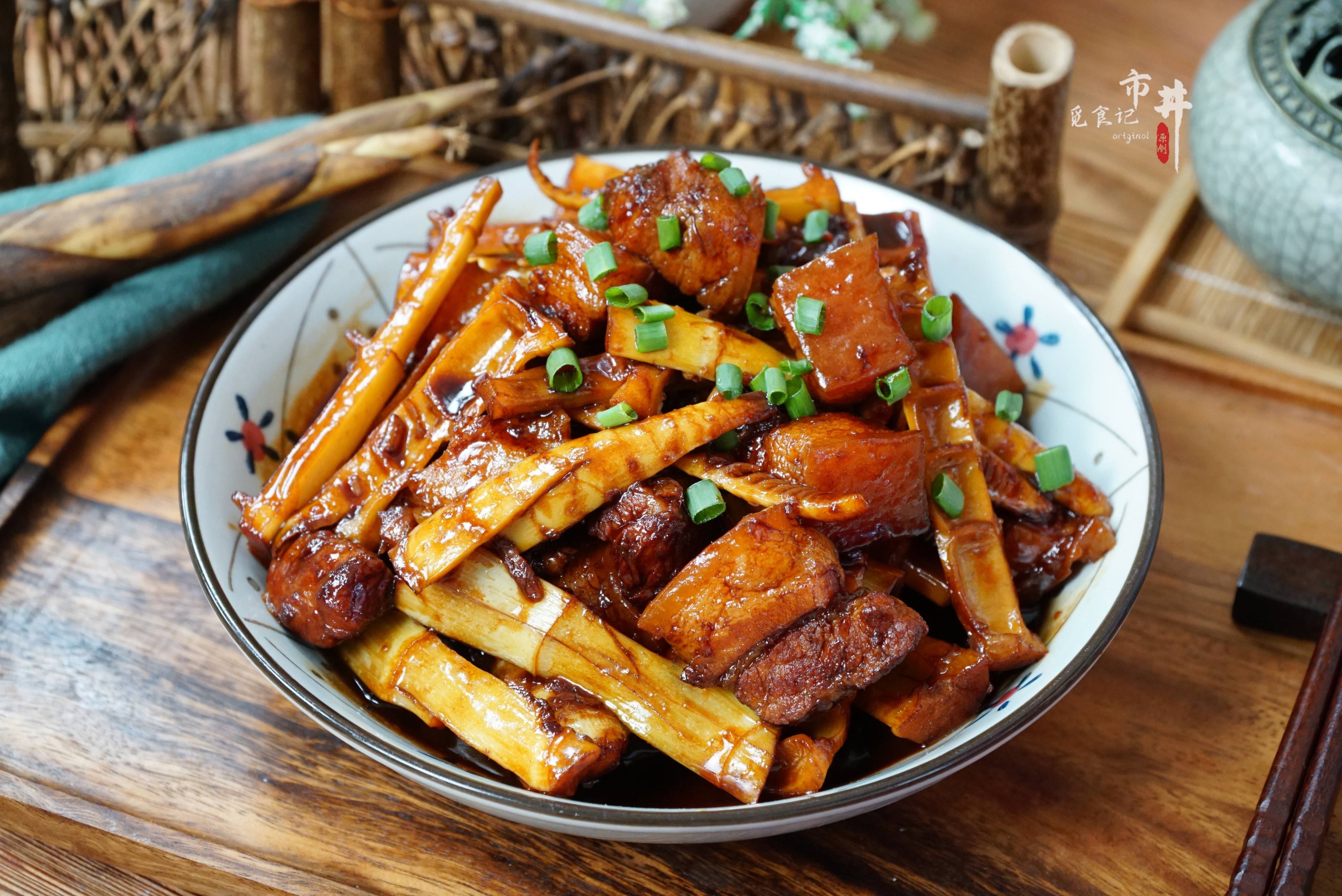 准备食材:五花肉,竹笋和小葱.