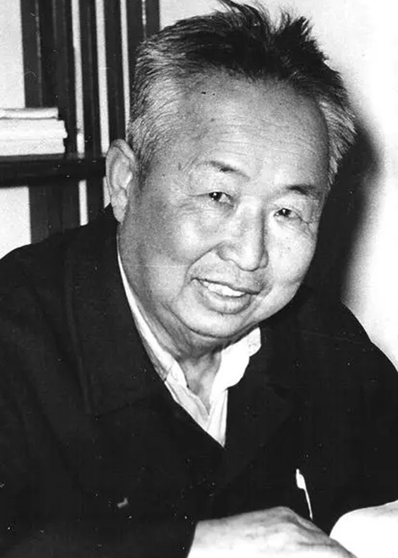 他曾擔任陳雲的秘書 46歲主動辭去副部長去當校長 48歲被撤職 天天看點