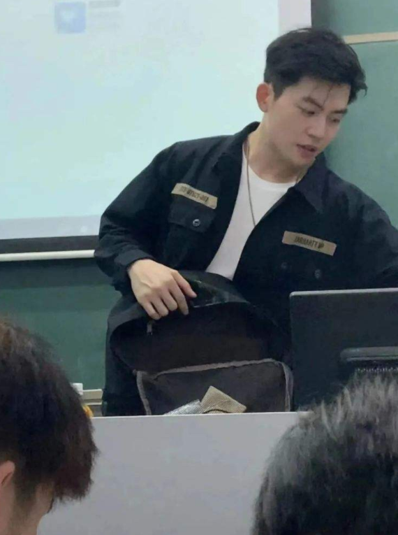 某高校女老师火了，在课上穿超短裤大跳热舞，家长怀疑动机不纯