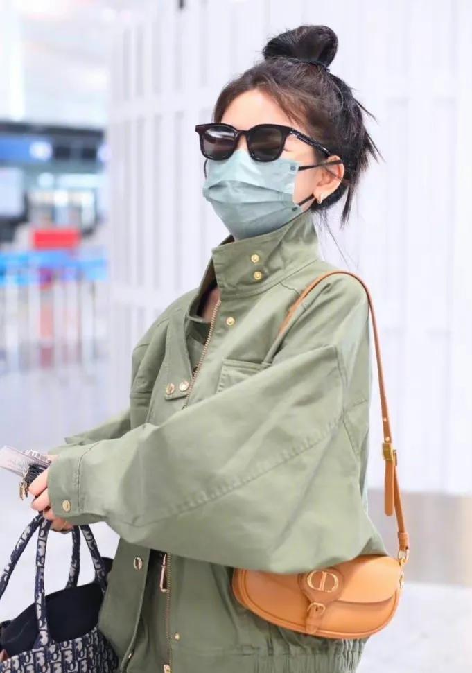 章若楠机场私服秀，军绿色套装，扎着独有的丸子头，又潮又可爱