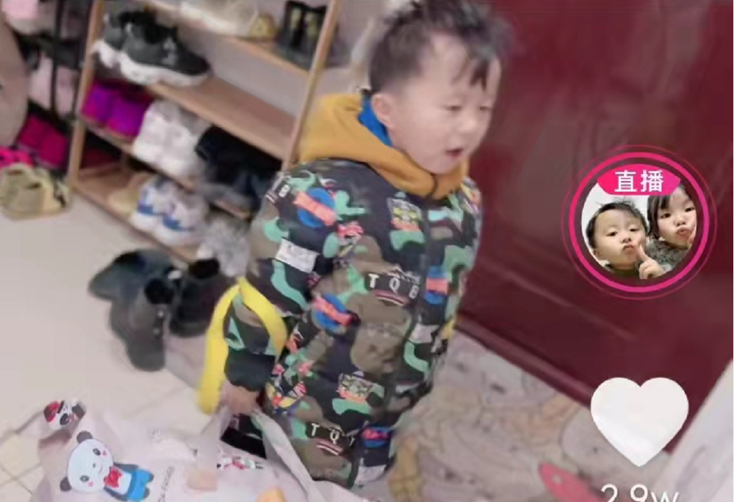 小奇奇不愿去学校报到，这可让许妈犯难了，田静：两个人还没玩够