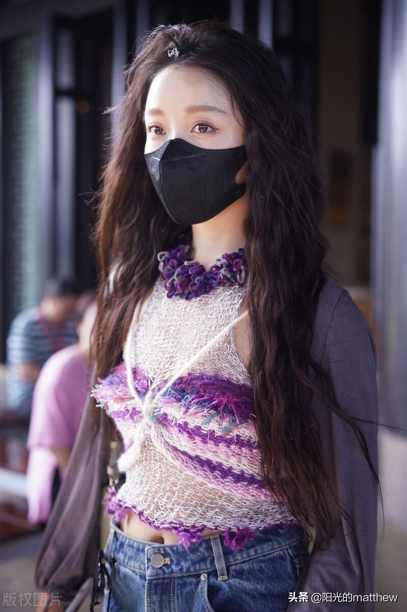 街拍：姜贞羽长发飘逸时尚亮丽，遇粉丝热情打招呼