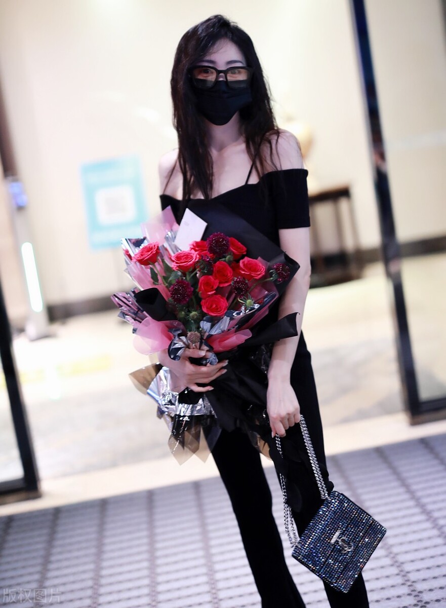 张天爱《乘风破浪》上班 黑色露肩上衣搭配亮片手袋热辣时尚