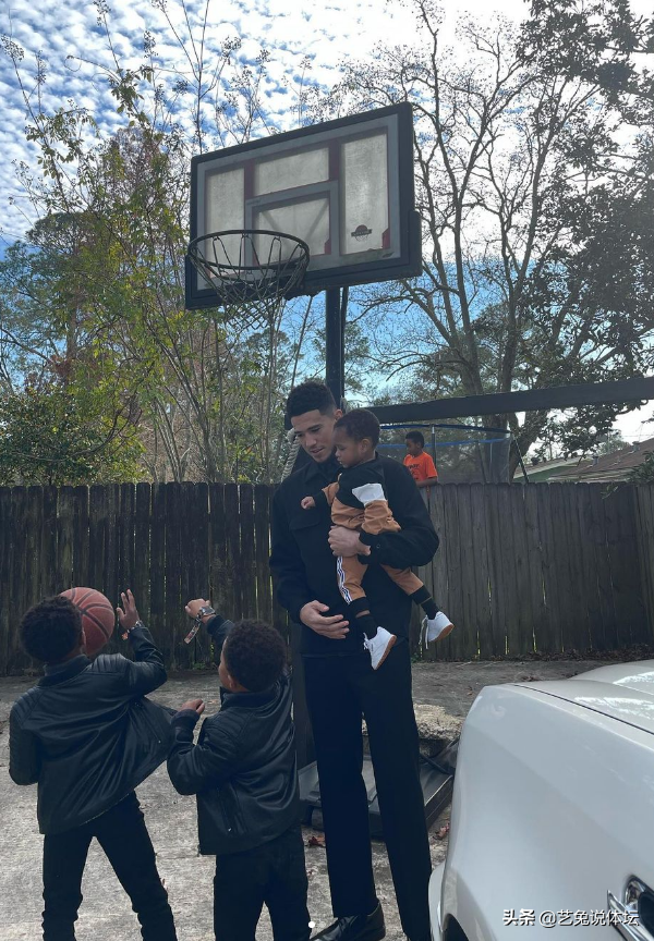 希尔顿为什么不找nba球员(NBA布克分手原因曝光，詹娜要求“开放式婚姻”，布克难以接受)