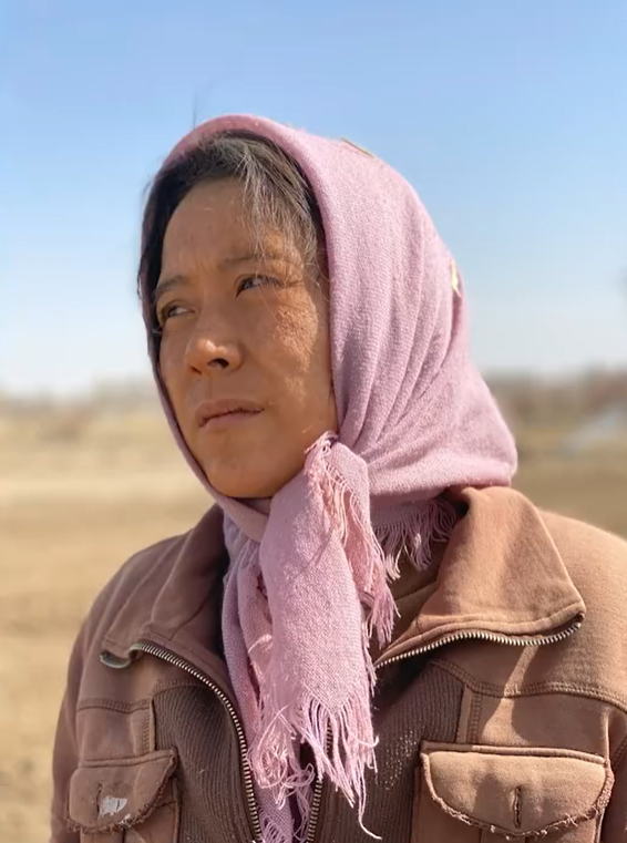 海清演农妇太敬业，在脸上狂撒泥土认不出，亲自动手把衣服做旧