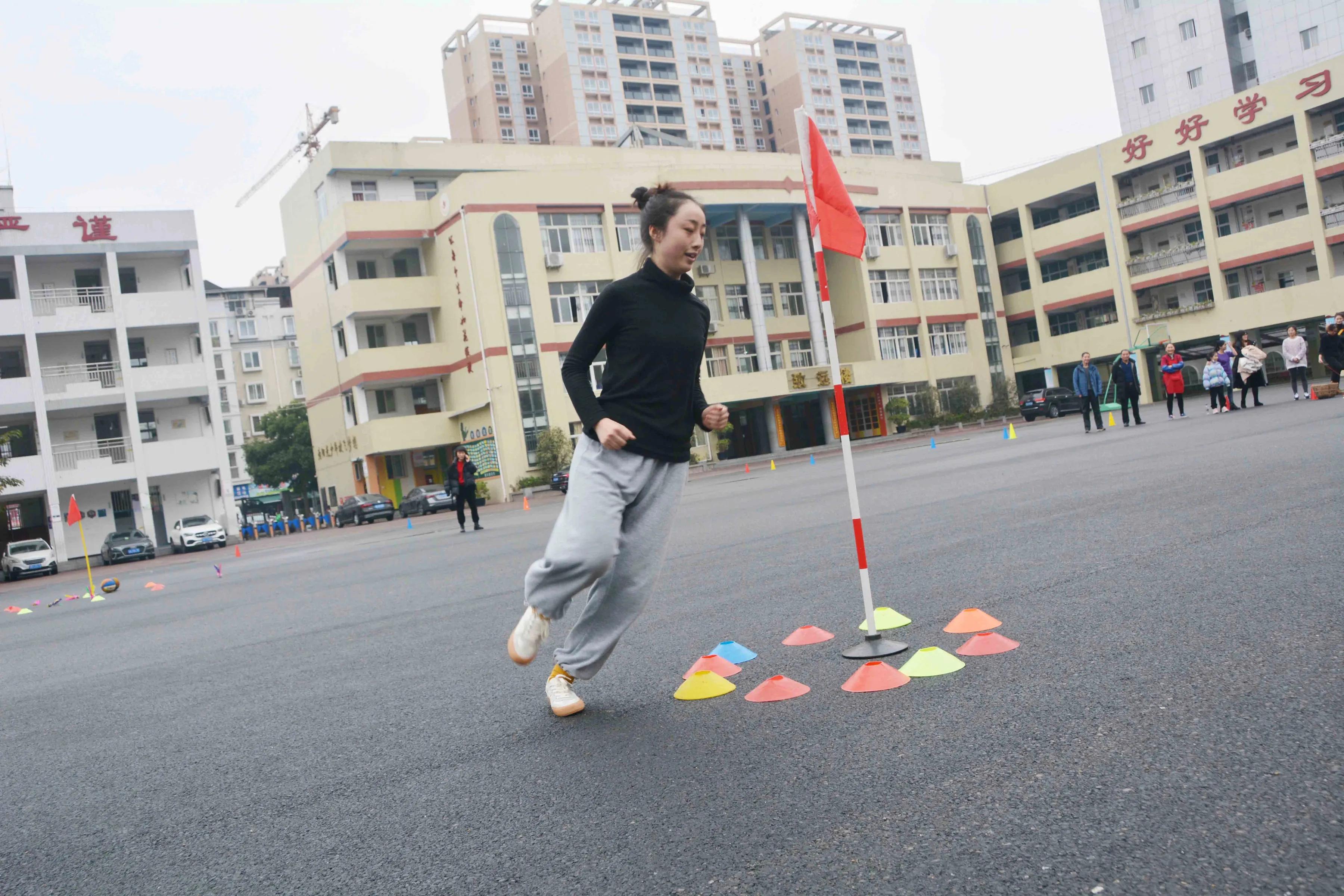 阆中白塔小学教职工趣味运动会!动起来(图6)