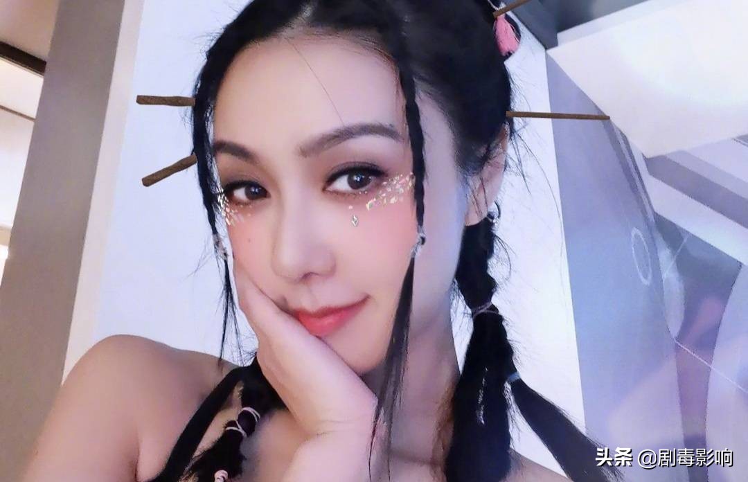 港媒曝胡杏儿靠《乘风破浪》商务不断，薛凯琪也随之资源飞升