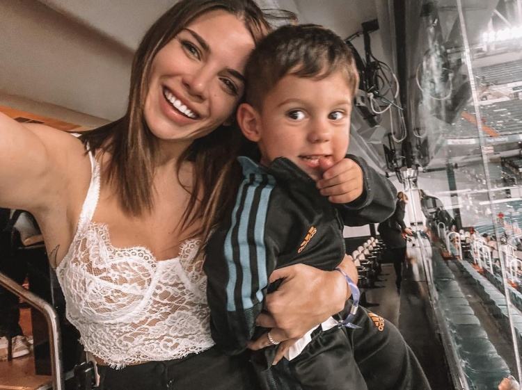 伯纳乌成欢乐海洋（皇马太太团现身夺冠庆典，个个肤白貌美大长腿，球迷：C位最美）